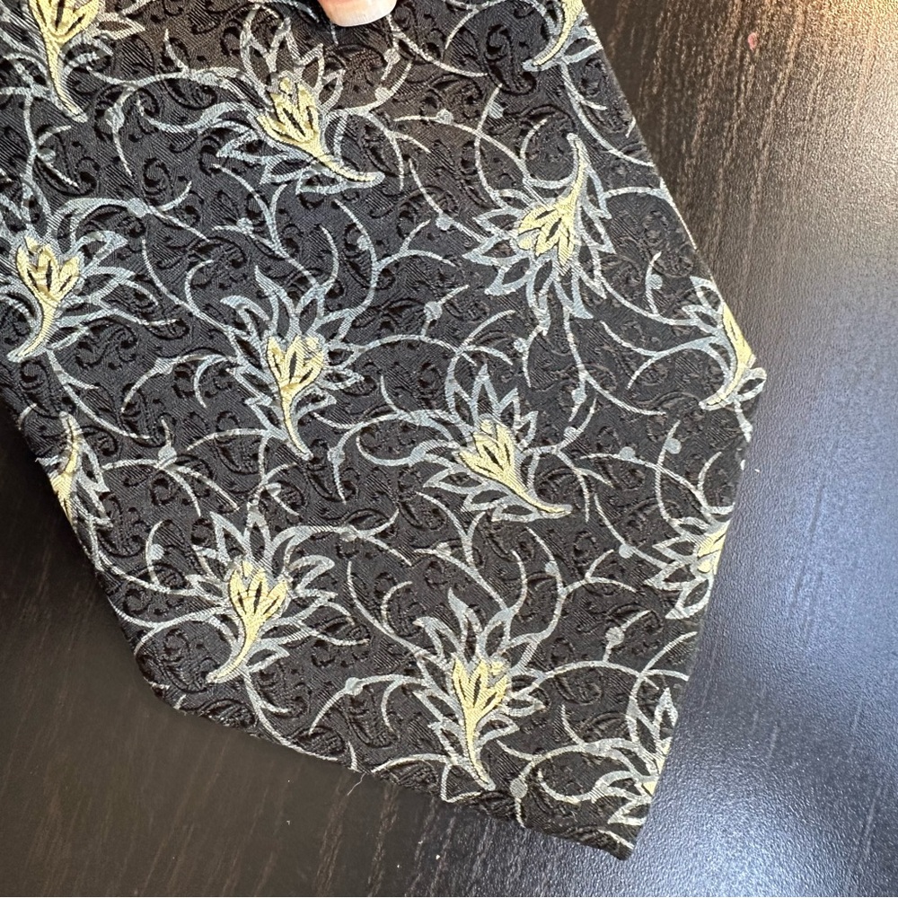Georgia Armani tie. Great condition.